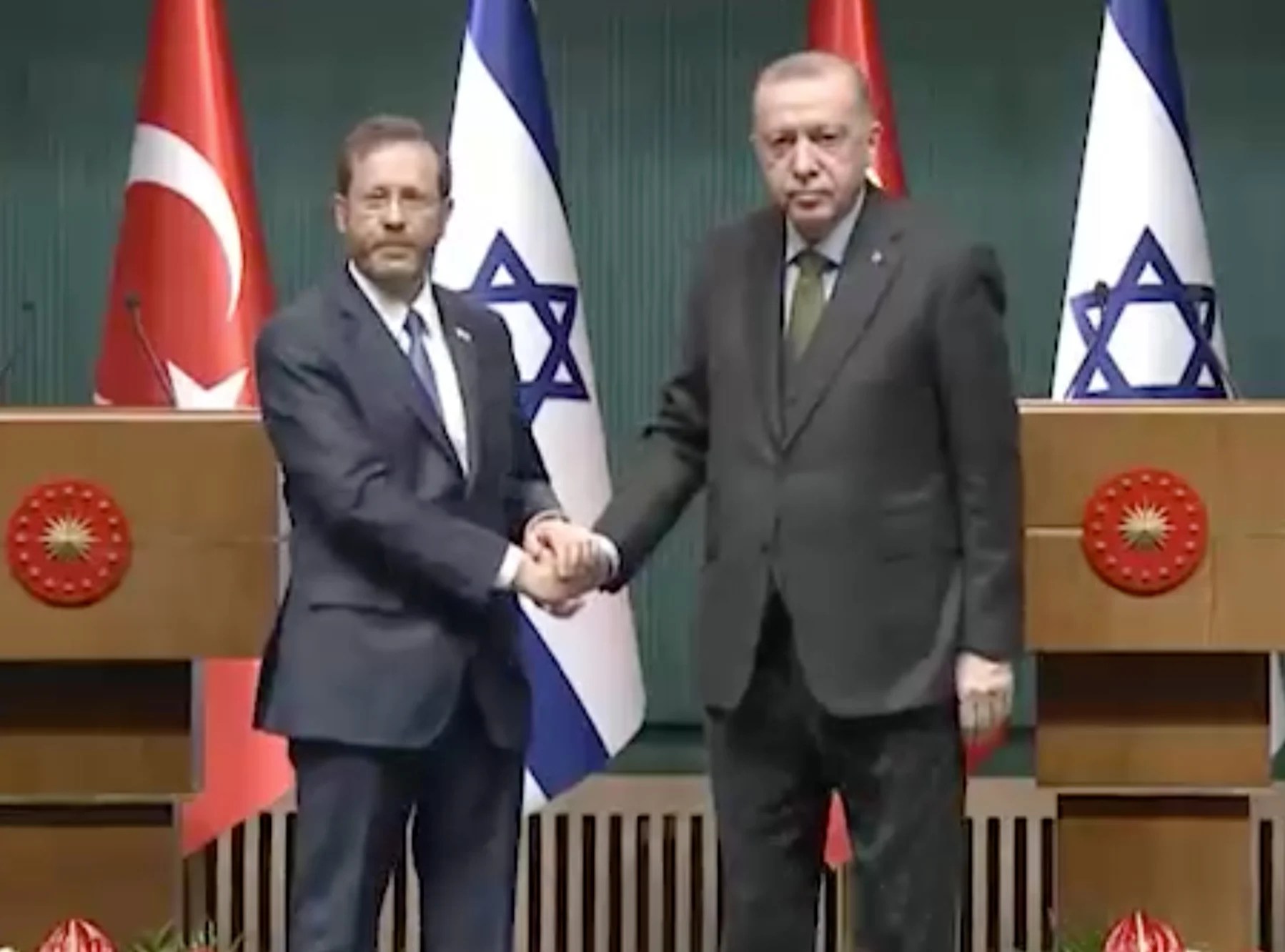 Israel e Turquia prometem refazer laços em encontro histórico